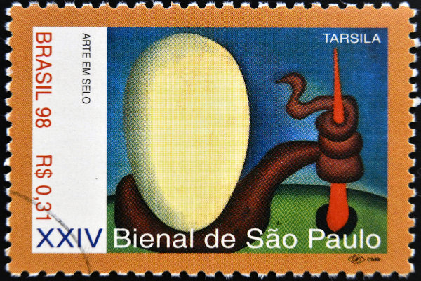 Selo comemorativo da XXIV Bienal de São Paulo, com reprodução do quadro O ovo (Urutu), de Tarsila do Amaral.